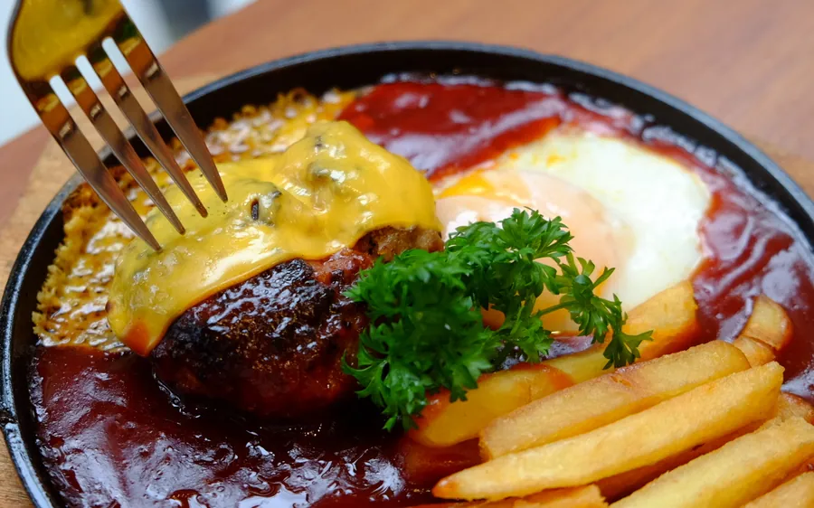 Hamburger chảo sốt Nhật của Umidon với trứng ốp la và khoai tây chiên