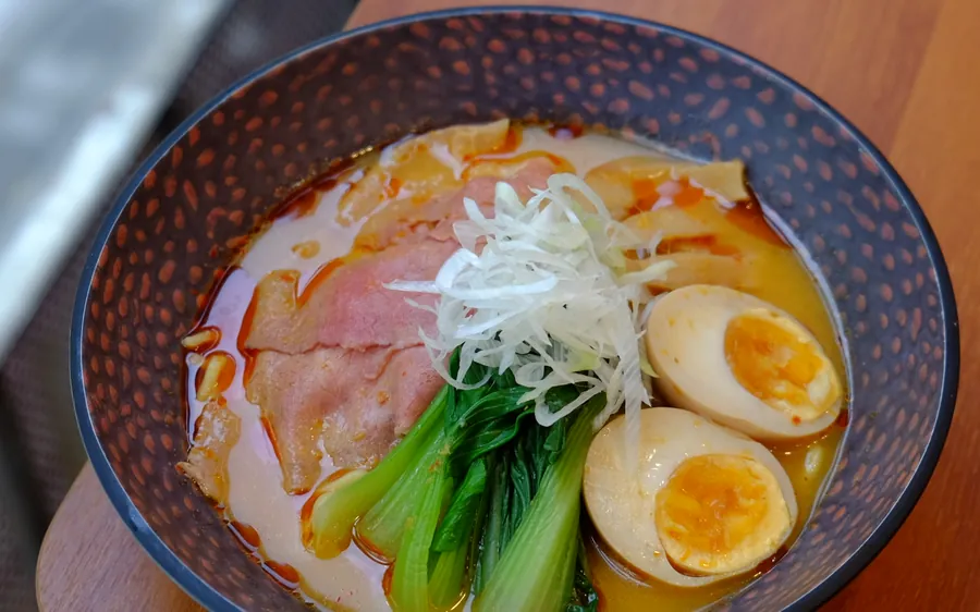 Mì Ramen sốt Tomyum của Umidon với trứng lòng đào, thịt và cải ngọt