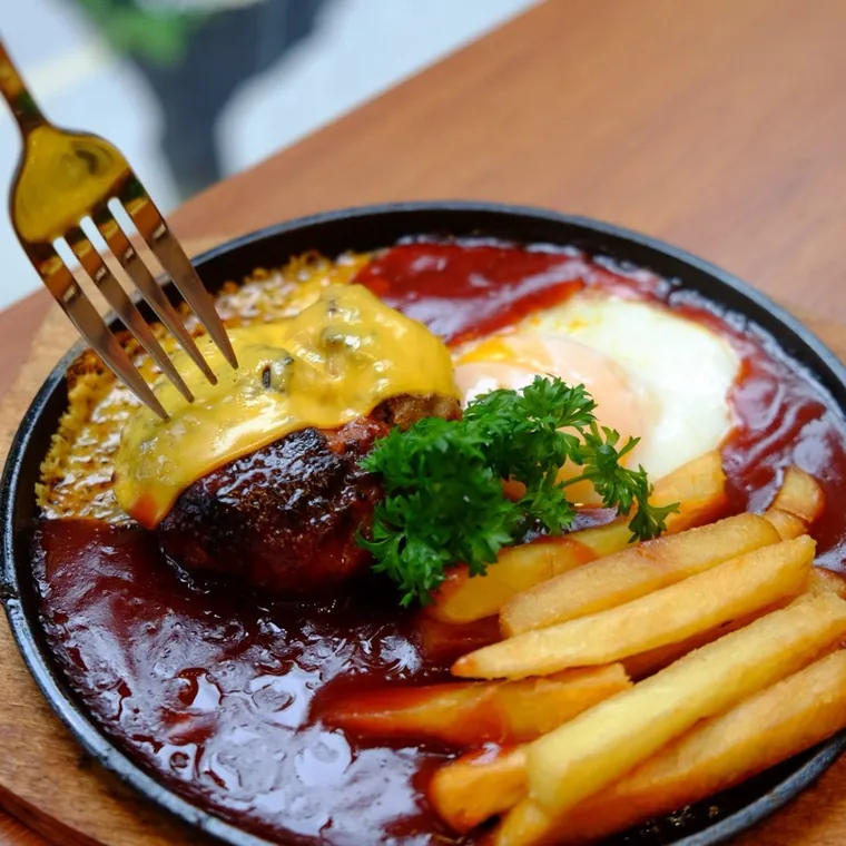 Hamburger Chảo sốt Nhật: hambagu phủ phô mai, trứng ốp la và khoai tây chiên trên chảo gang