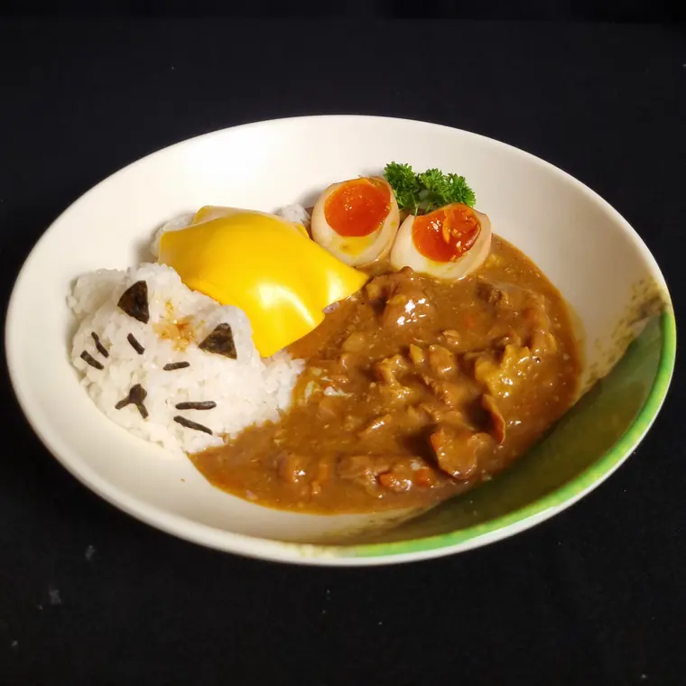 Cơm Kare bò tạo hình mặt mèo, phủ phô mai và trứng ngâm tương
