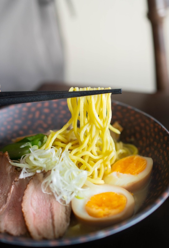 Ramen đặc biệt Umidon với sợi mì vàng gắp lên, ức ngan và trứng lòng đào
