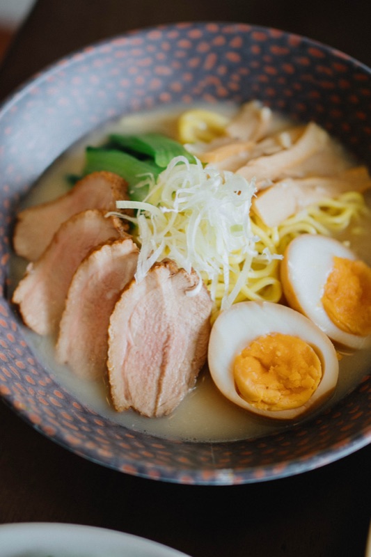 Ramen trứng mềm với trứng lòng đào cắt đôi và ức ngan thái lát
