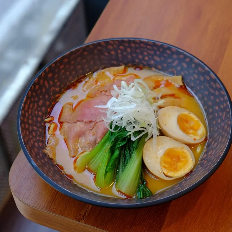 Ramen Tomyum nước dùng chua cay, chashu, trứng lòng đào và cải thìa