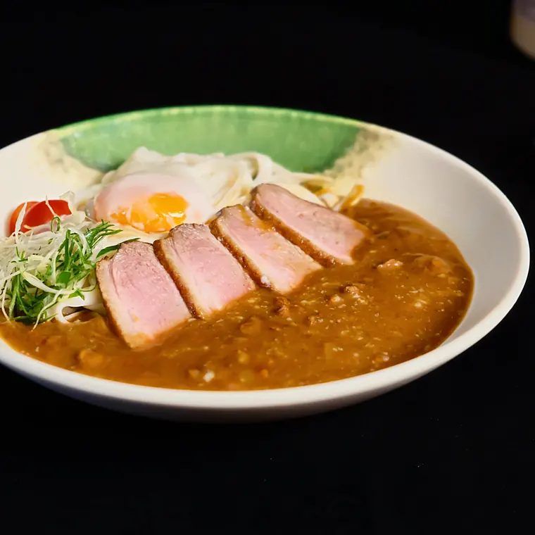 Mỳ udon kare ức ngan với sợi udon tươi, ức ngan hồng đào và trứng onsen