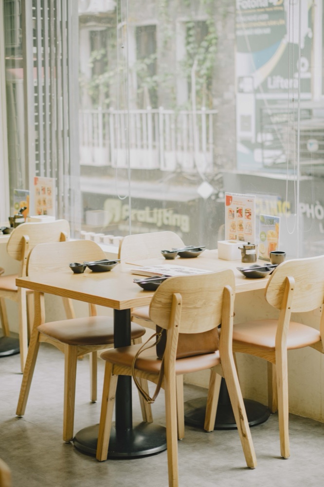 Bàn ăn sát mặt kính nhìn ra phố của cửa hàng Umidon